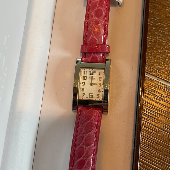 Pink leather COACH watch - Picture 3 of 7